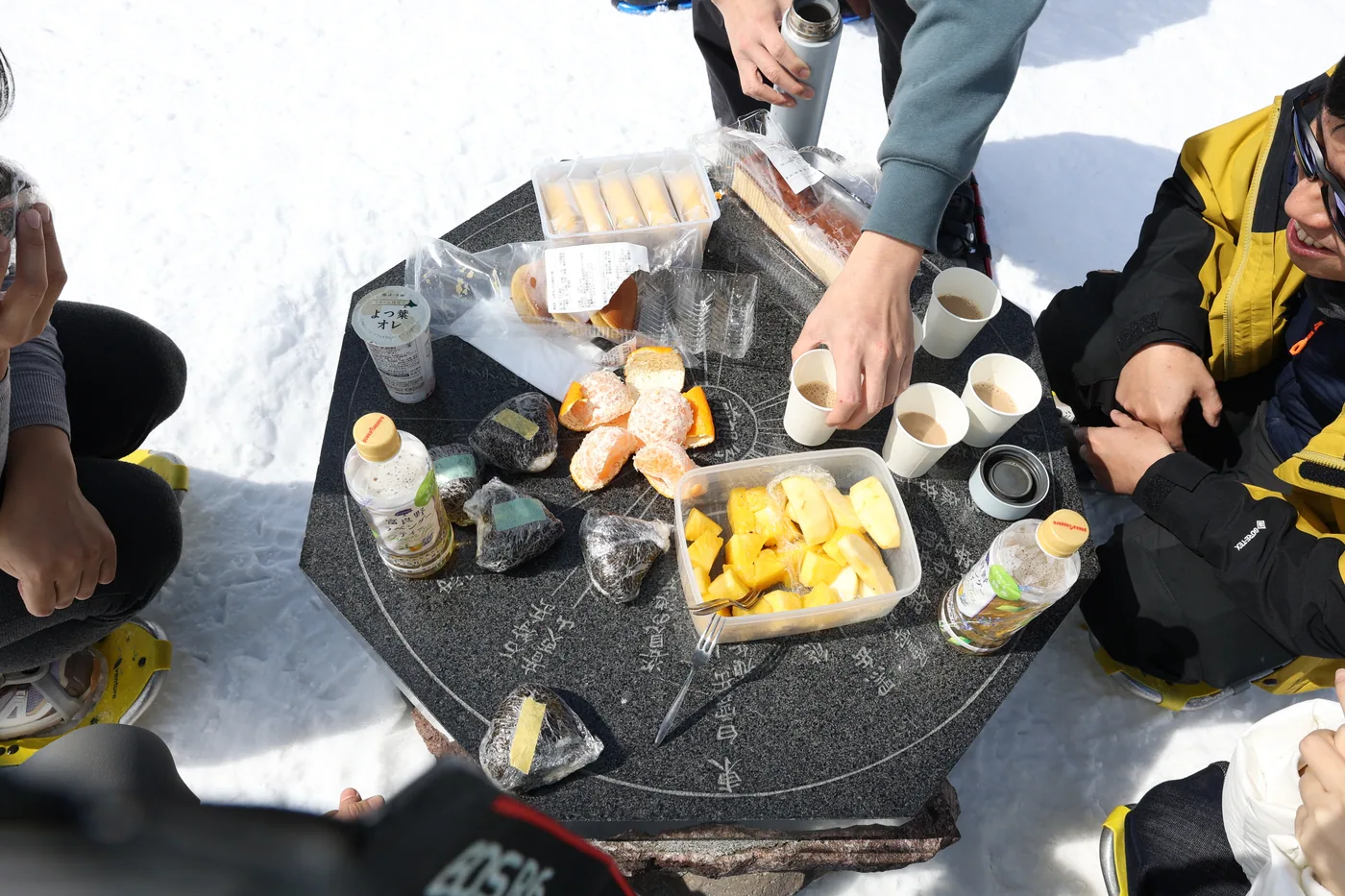 旭岳雪鞋健行山上午餐合照