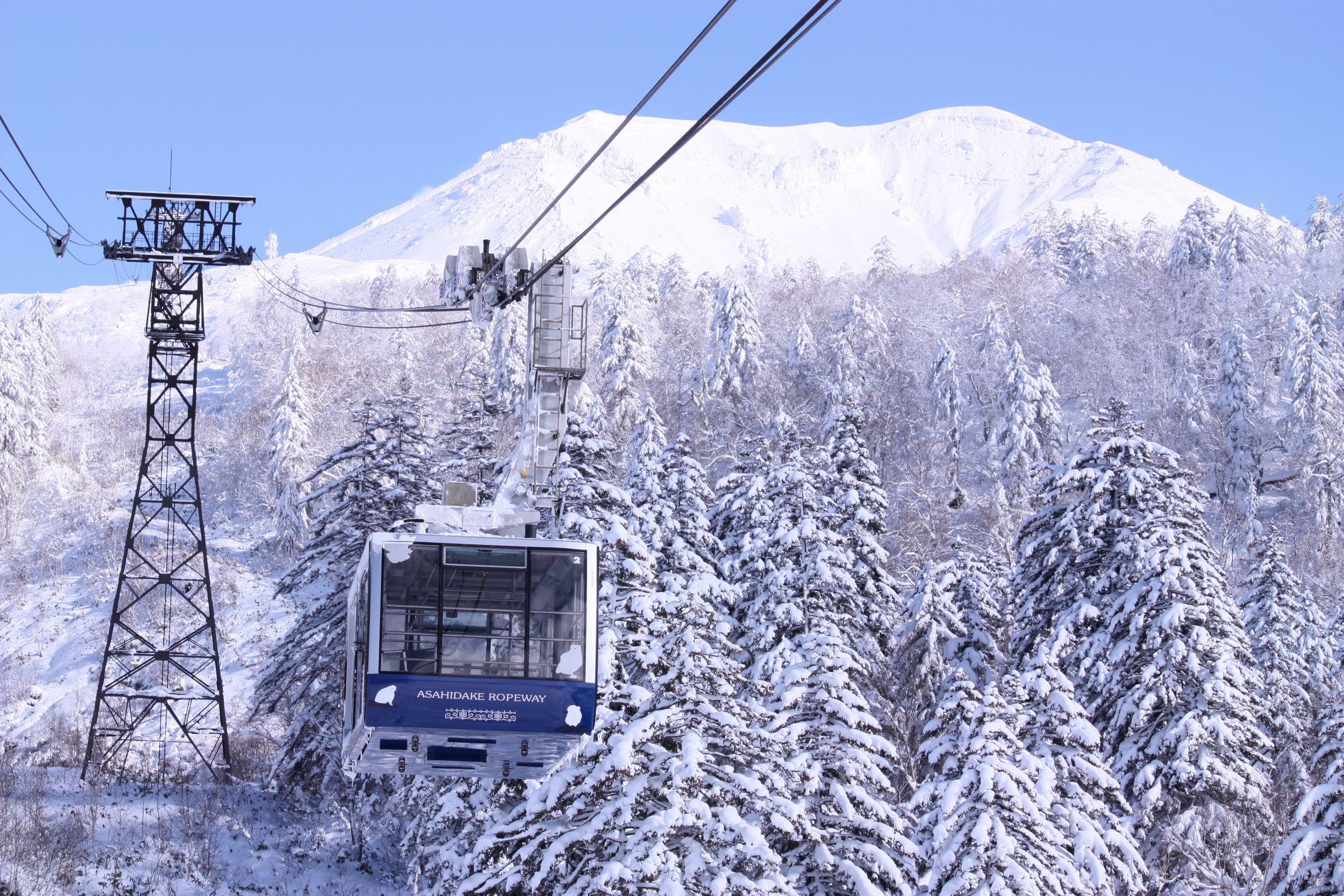 白雪覆蓋的旭岳與穿越森林的旭岳纜車