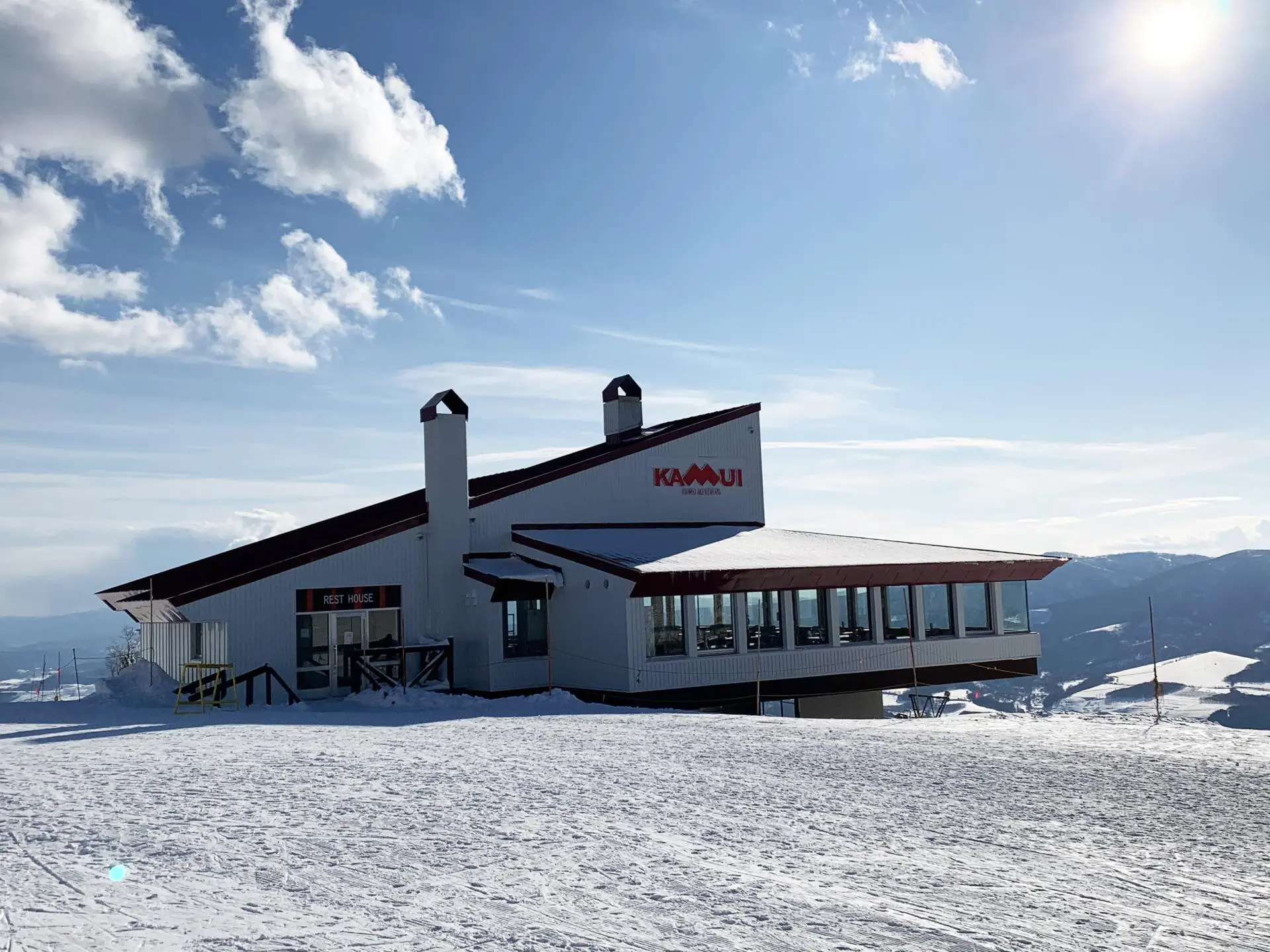從神居雪場山頂餐廳眺望的雪山景色