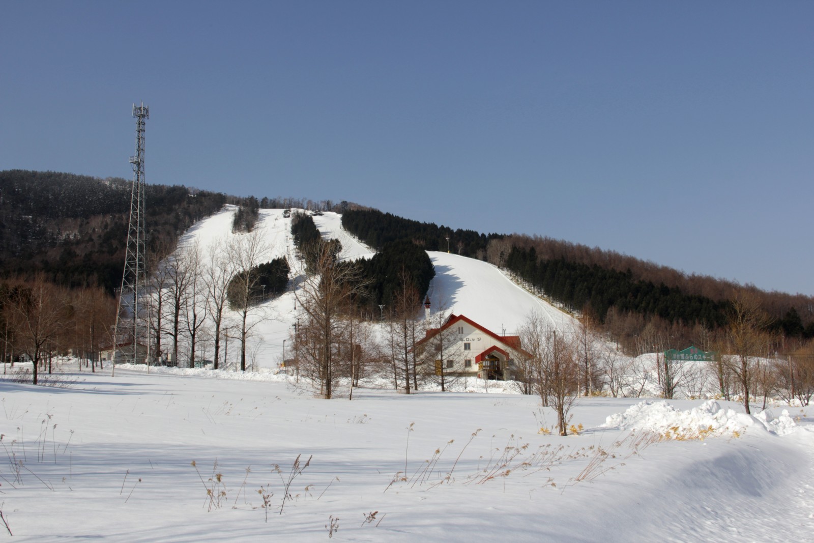 南富良野滑雪場的雪道與山腳休息小屋