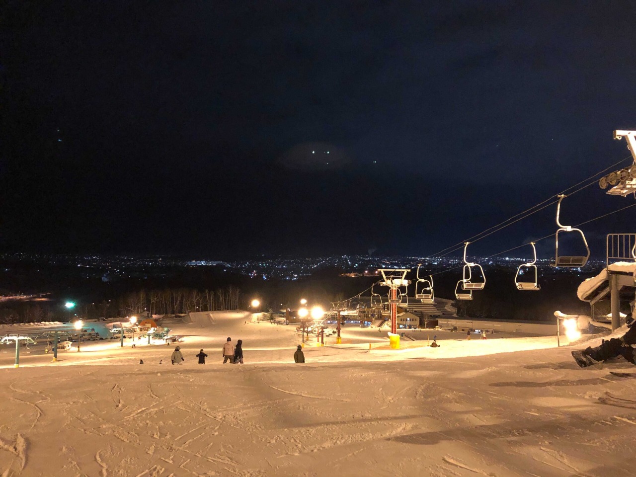 聖誕禮物公園夜間雪道與旭川市區燈火